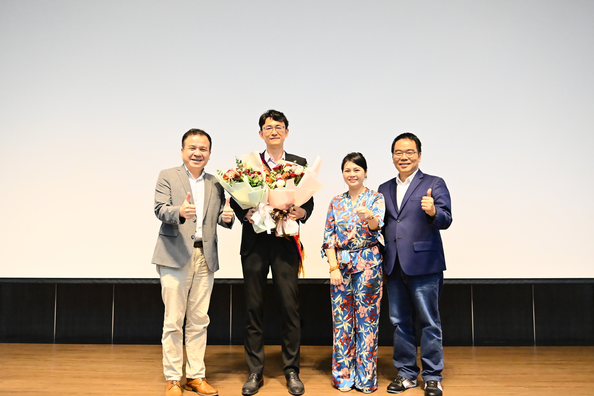 徐士傑系主任及校友以鮮花獻上祝福予資管系傑出校友彭志宏副教授圖片