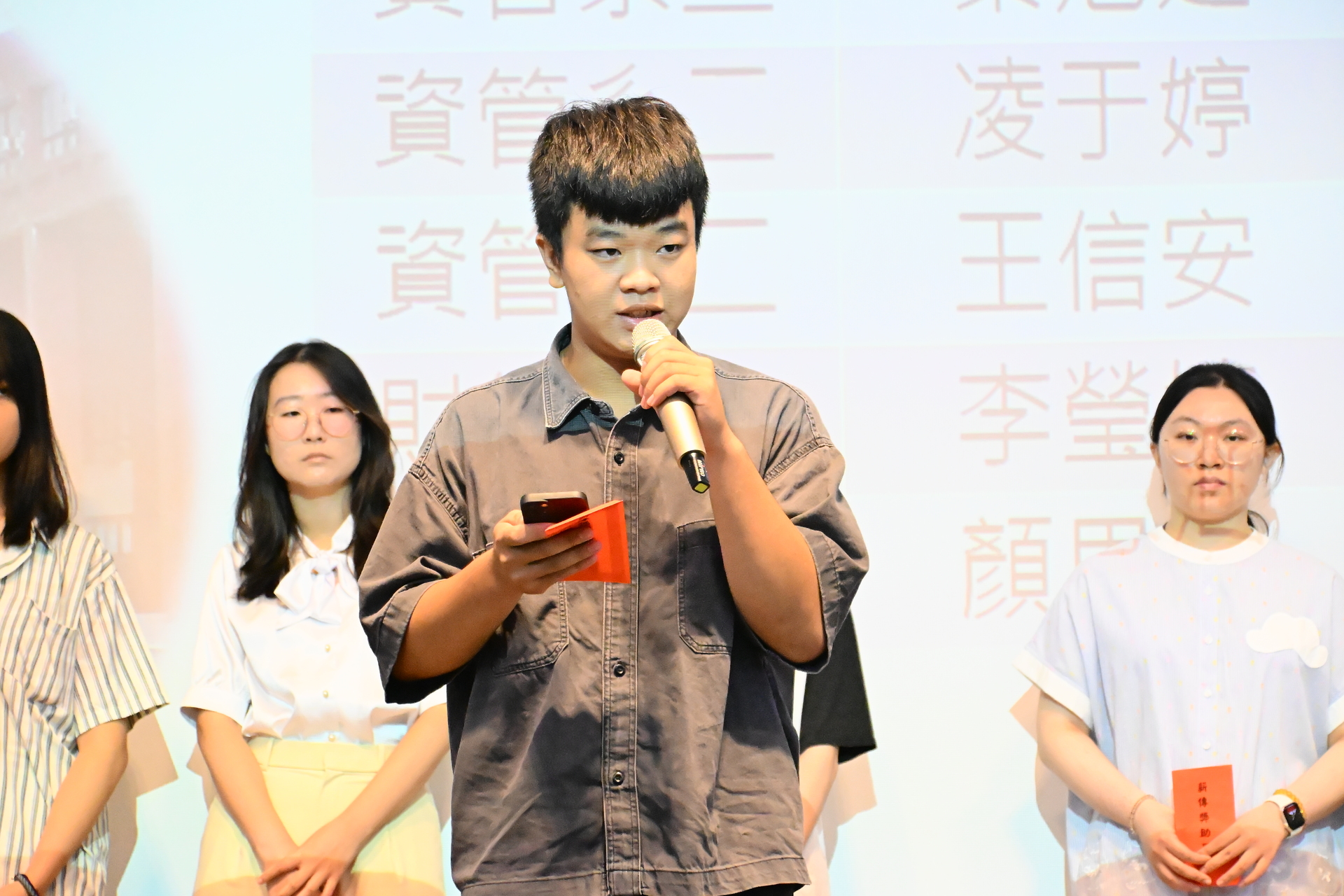 管理學院薪傳助學金代表學生企管系林靖淵同學回贈卡片，真誠感謝受贈圖片