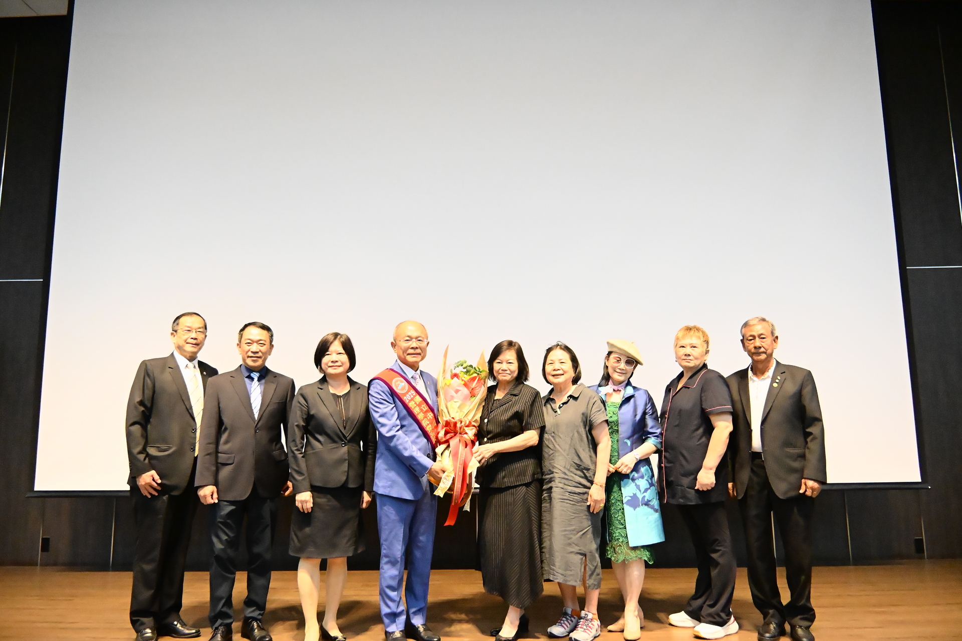 EMBA傑出校友莊明昇董事長與前來祝福的嘉賓合影圖片