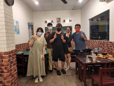 第三組團隊與童學仔複合式餐飲店長合照