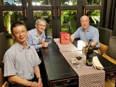 Dean San-Yih Hwang (middle) and Associate Dean Jui-Kun Kuo (left) with Sung Joo Park (right) member of the Far East Asian Committee of the Eduniversal International Scientific Committee.