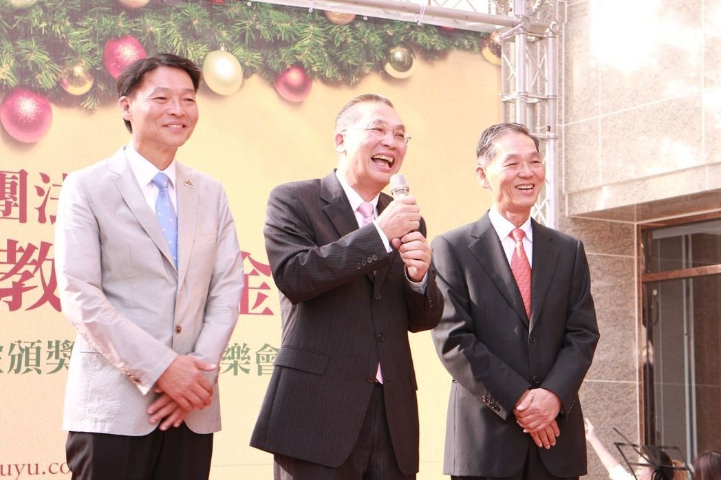 事業有成後，張順興（右起）、張永義及張鴻熙三兄弟每年做公益。 攝影／張世雅圖片