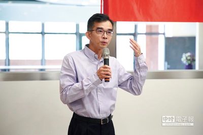 國立中山大學管理學院院長陳世哲主持揭牌儀式。圖／周榮發圖片