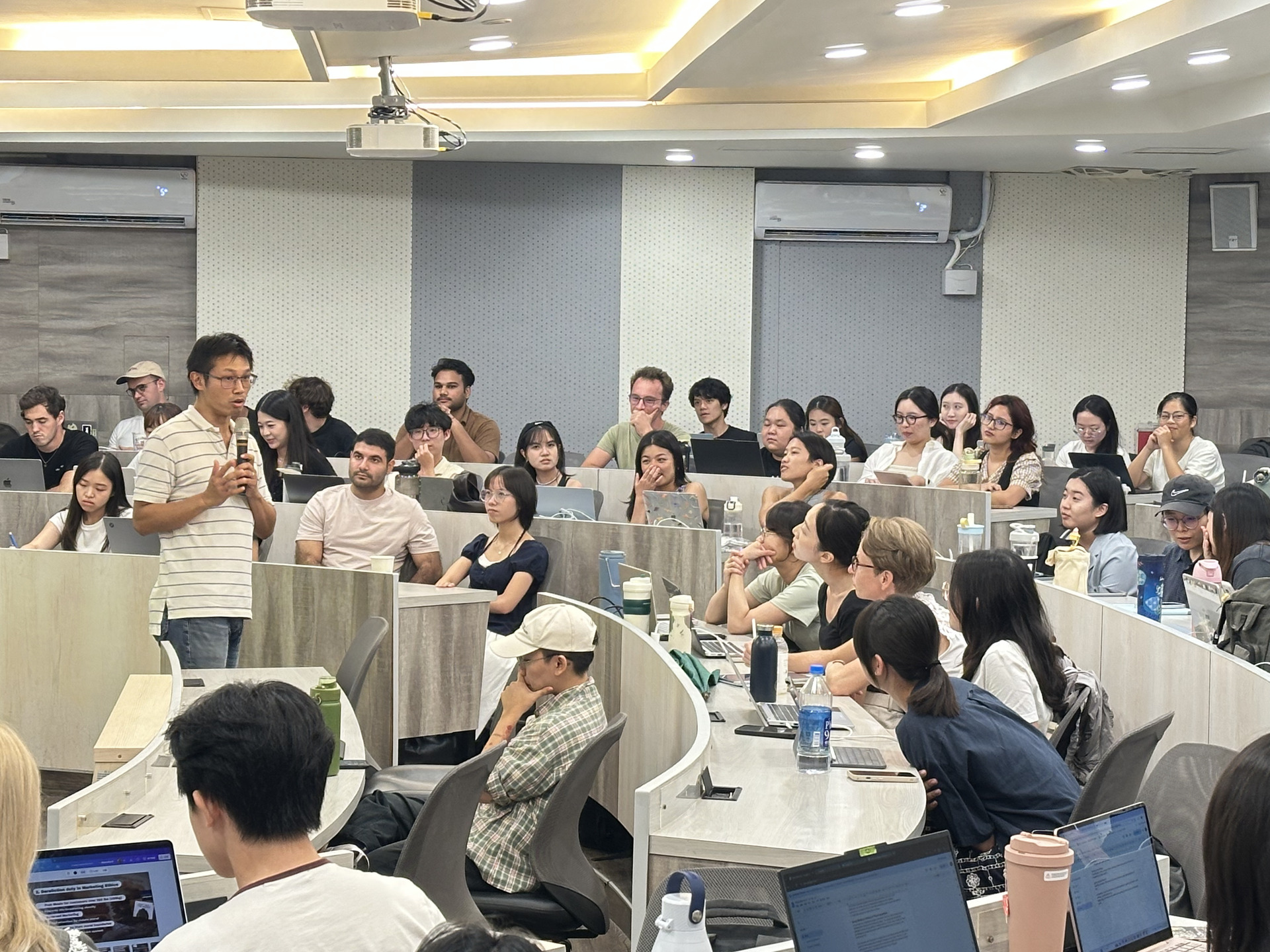 Prof. Li sharing the idea of transition.Image