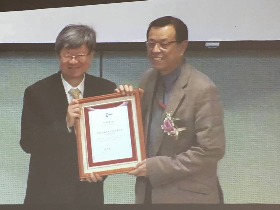 國立中山大學企管系蔡敦浩教授(右)以致力推展科學管理之學研應用上的努力與成效，當選2017第十八屆科技管理學會院士圖片