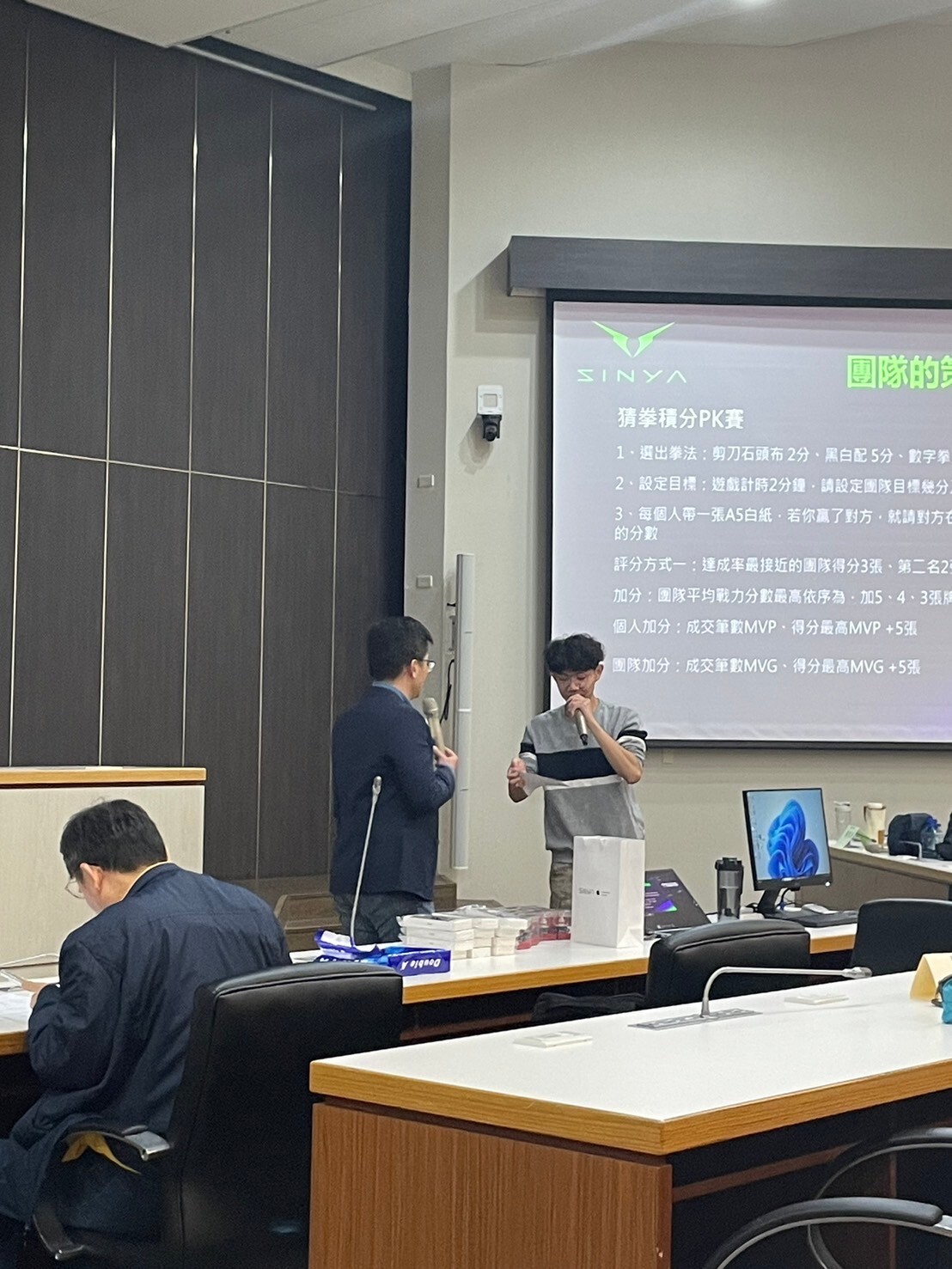 陳副總邀請台下學生分享策略遊戲的反思圖片