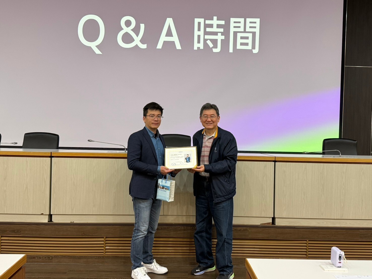 由邱兆民老師頒發感謝狀予陳資深副總圖片