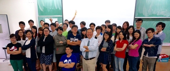 楊立新博士(前排右五)受邀至東華大學管理學院與博碩士生、教授交流,分享創新、創業、挑戰的經驗與東華師生合影圖片
