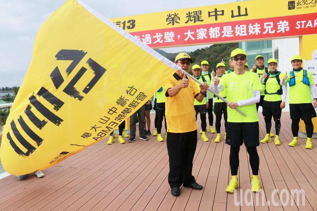 中山EMBA戈13隊員在中山大學西子樓校友會館，舉辦「中山戈13-誓師大會」，誓言要用雙腳徒步走完四天賽程，挑戰自我極限。圖／中山大學提供圖片