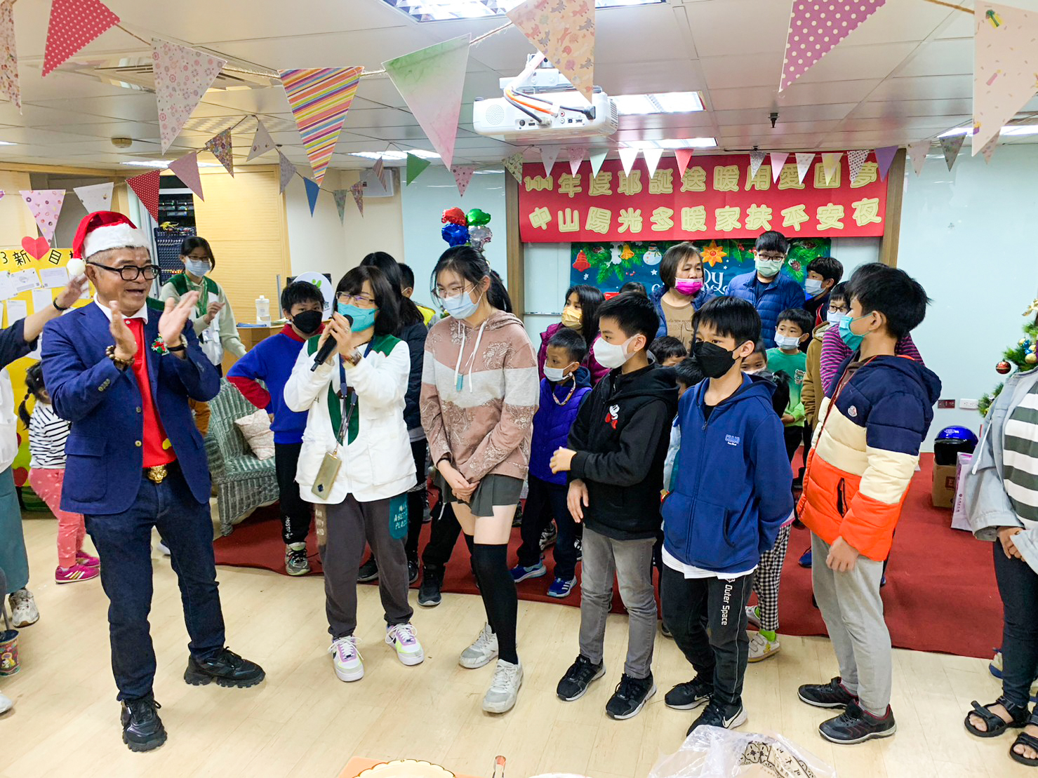 舉辦團康遊戲與家扶兒互動圖片