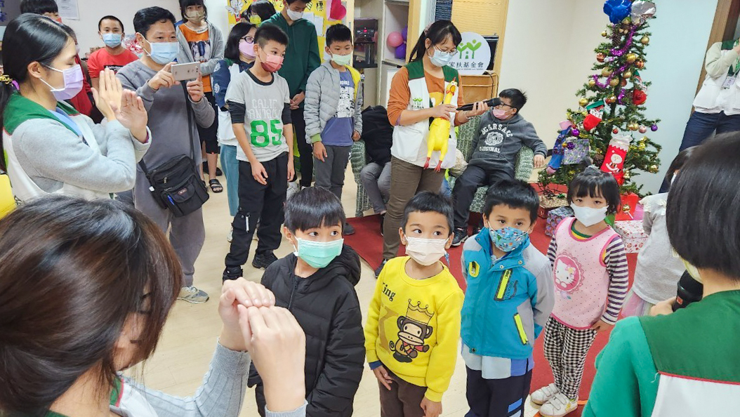 舉辦團康遊戲與家扶兒互動圖片