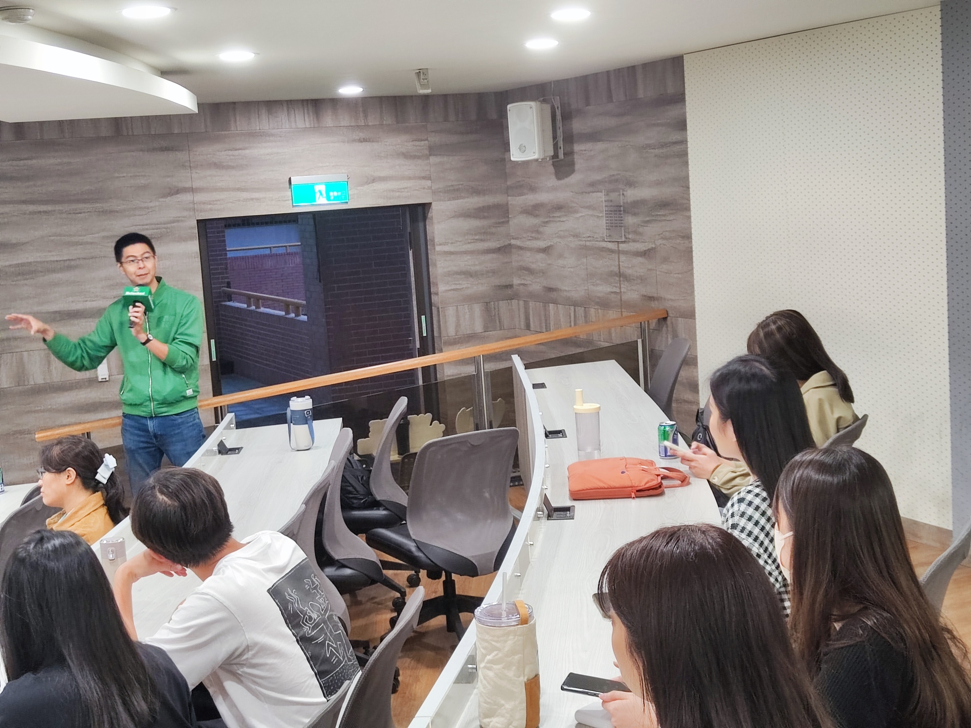 曾健銓經理回答同學問題圖片