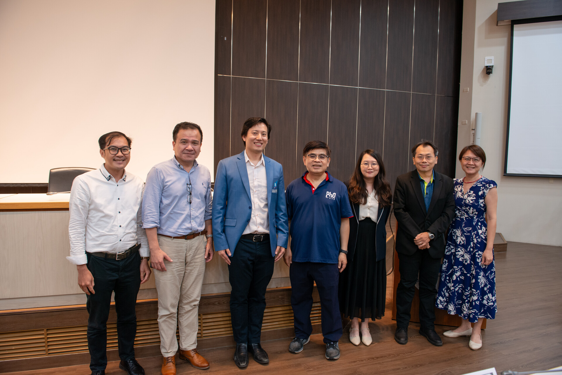 Professor Kavin (center) with NSYSU faculty, strengthening Taiwan–Thailand exchange.