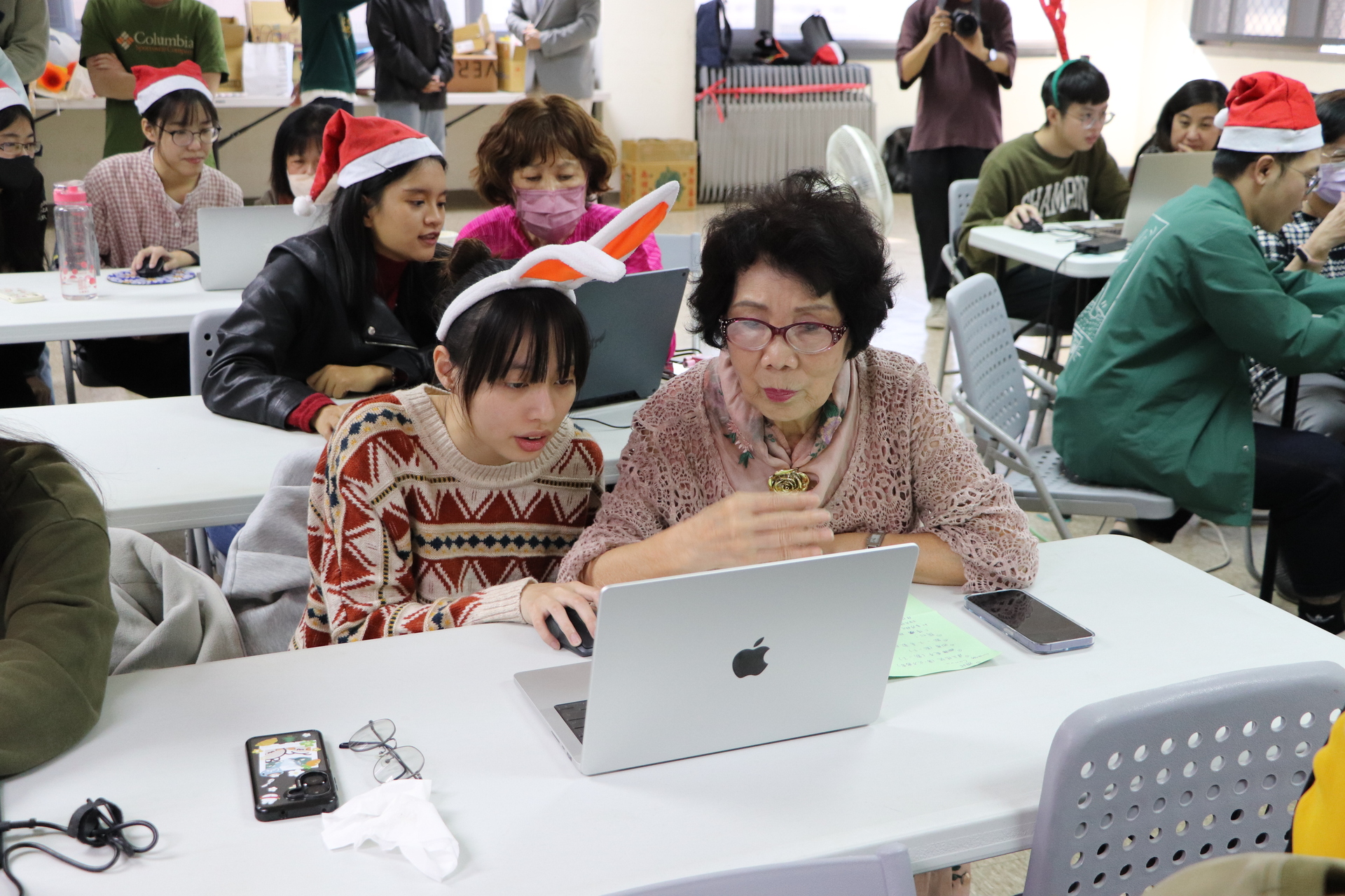 學員與學生認真討論製作月曆圖片