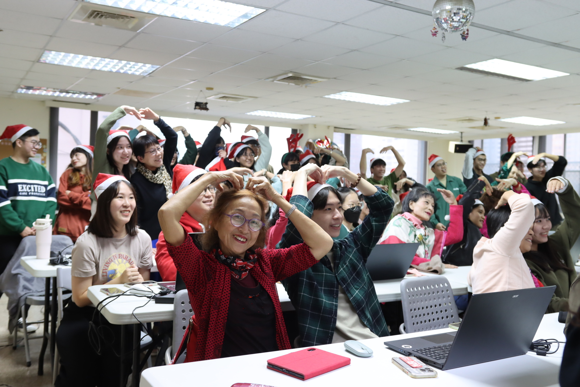 學員與學生跟著音樂節奏擺動圖片