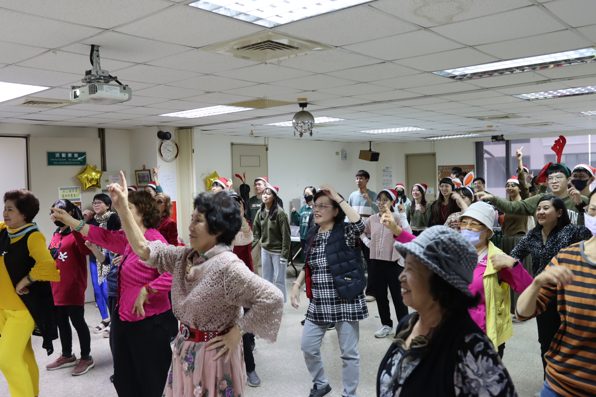 學員與學生一起帶動唱圖片