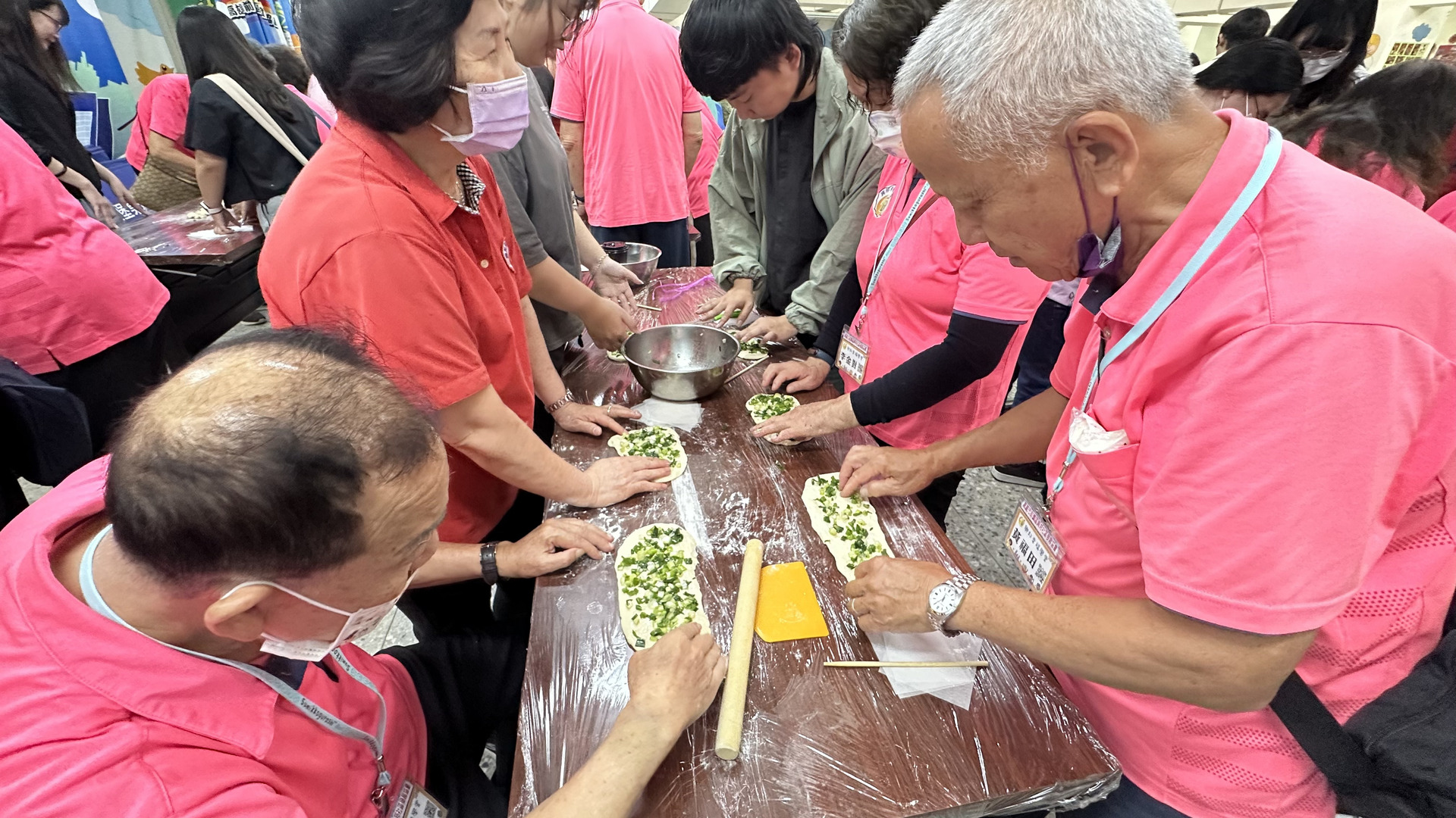 學生與長輩學習製作蔥花捲，體會世代專長交流的趣味圖片