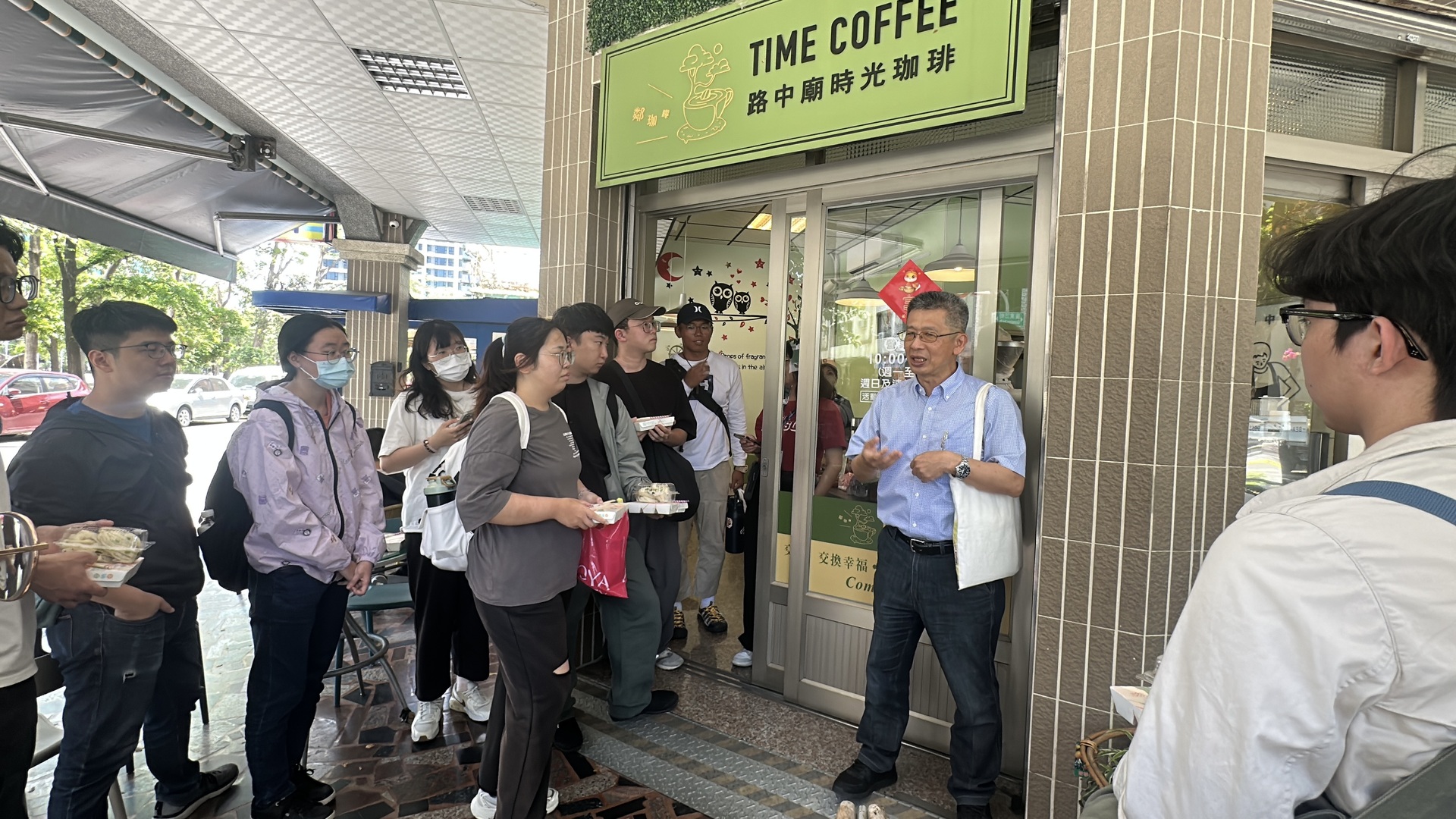中山公事所教授郭瑞坤帶領學生至社區時光咖啡屋參訪圖片