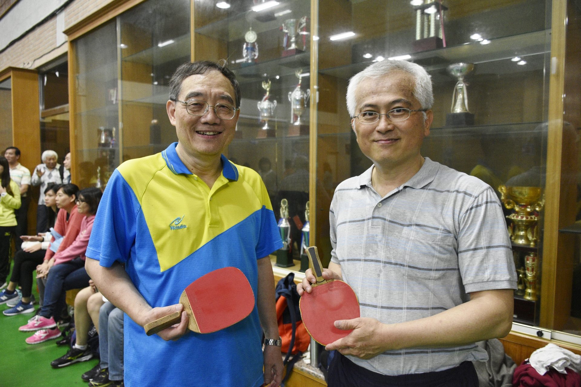 管院梁定澎老師(左)與文學院游淙祺院長組隊出賽圖片