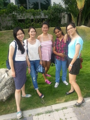 Prasanthi Yepuru(second from right) with classmates圖片