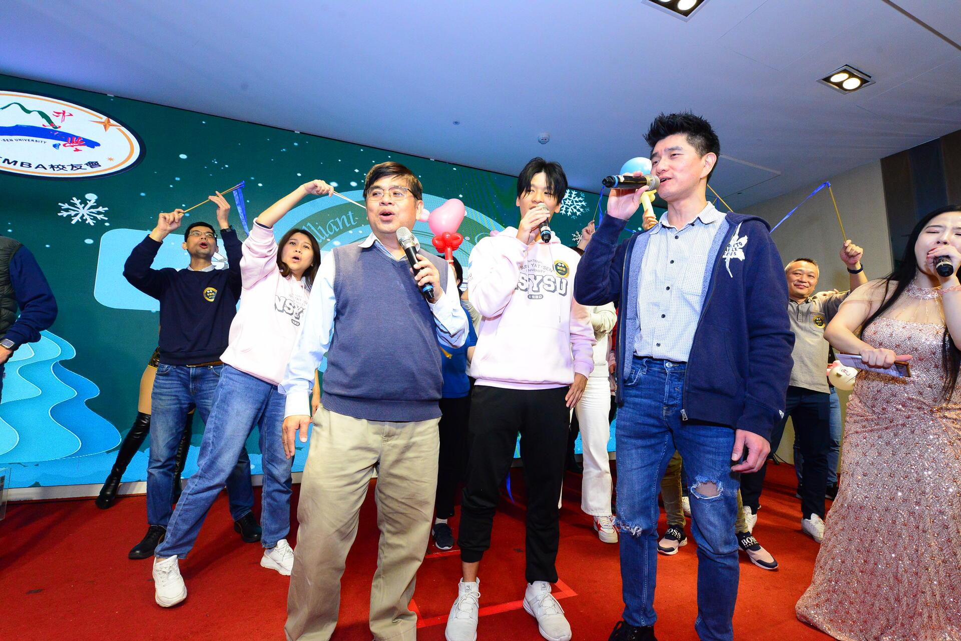 APEMBA Class of 2022 students sing and celebrate with EMBA CEO Hao-chieh Lin