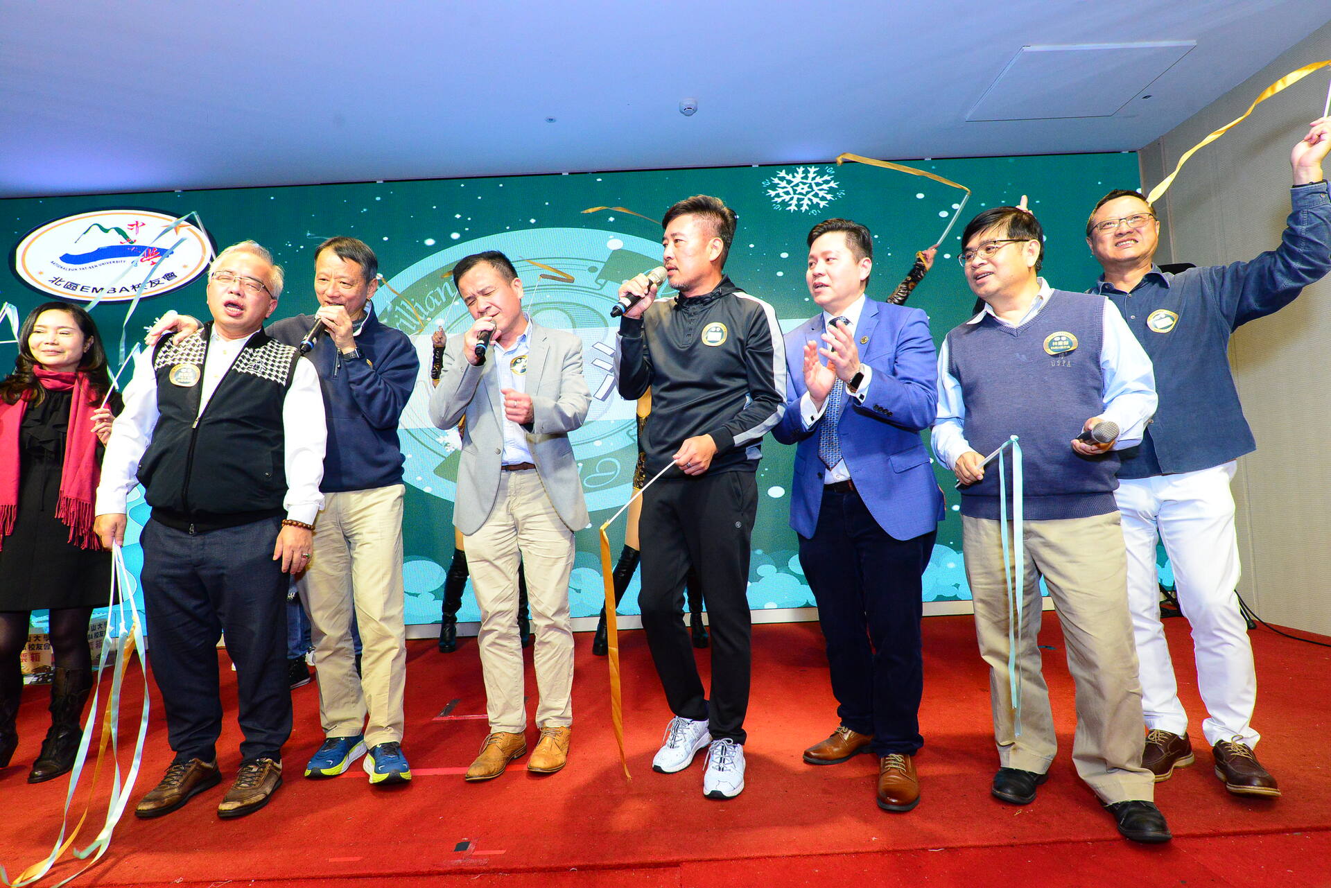 North E Alumni Association President Chun-wen Wang, EMBA CEO Hao-chieh Lin, and special guests singing and having a good time