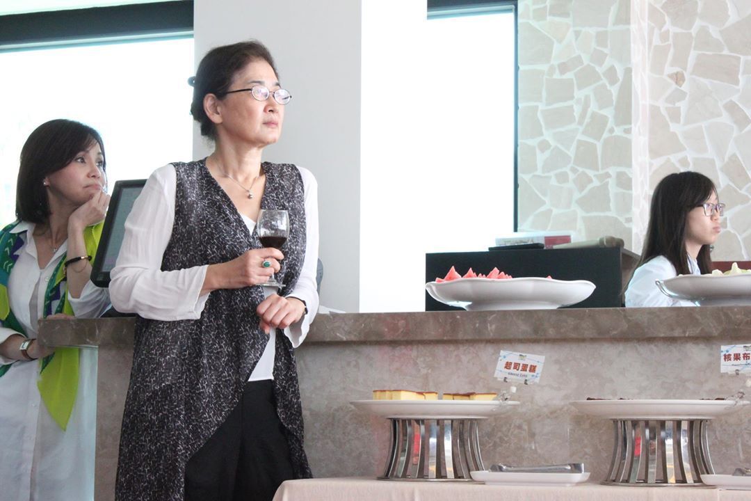 精力仍舊十分旺盛的，我們財管系永遠的女神─馬黛教授。圖片