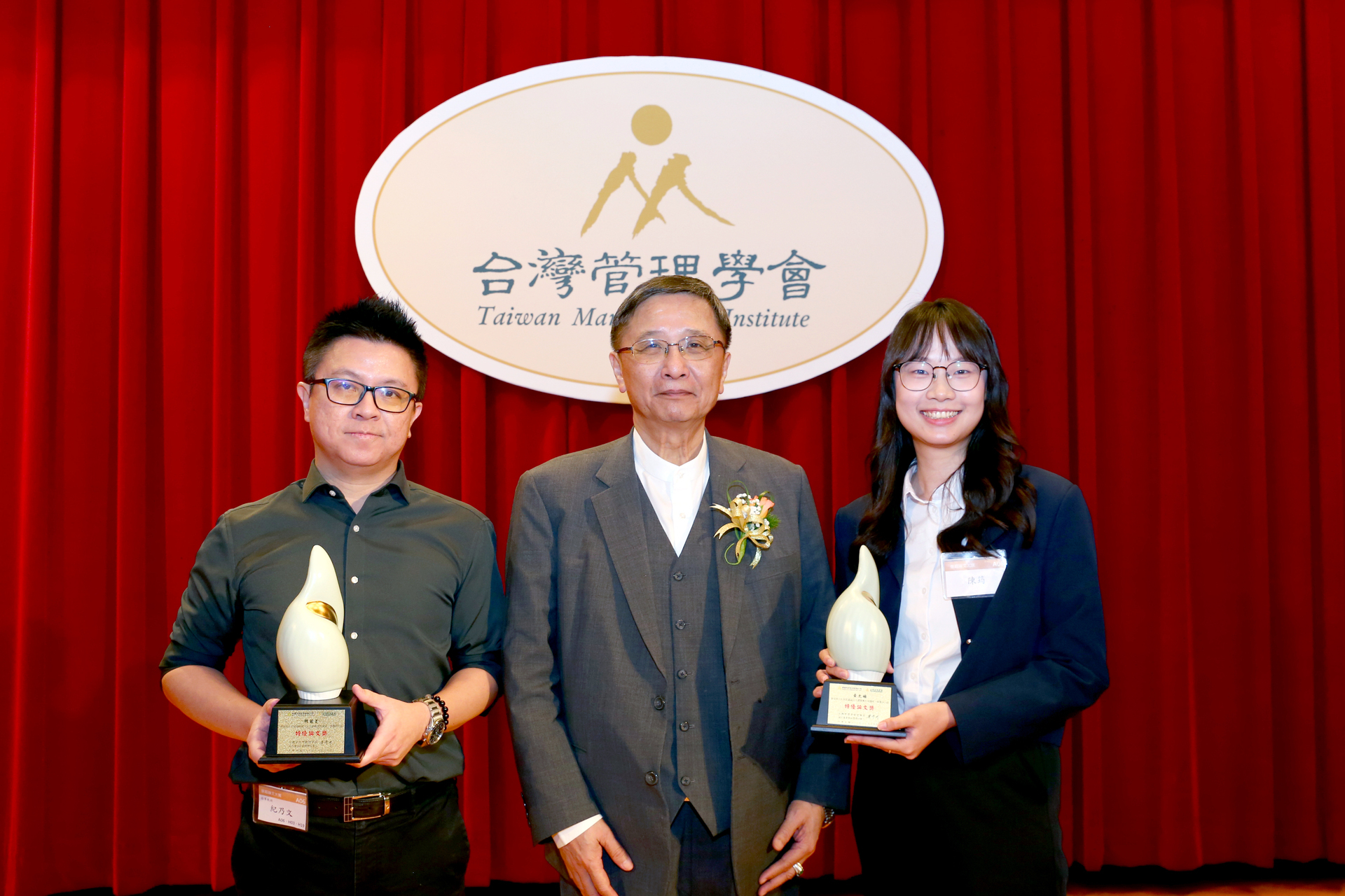 Professor Nai-wen Chi with Yun Chen (right), winner of the Special Distinction Award in the master’s category. (Courtesy of the Taiwan Management Association)