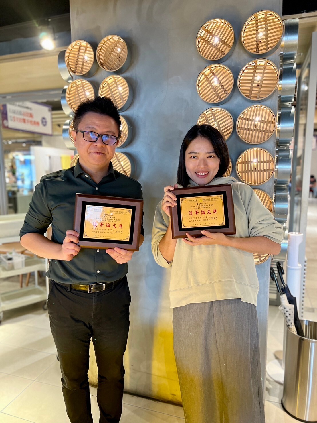 Professor Nai-wen Chi with Yi-Sin Hsiao (right), winner of the Excellence Award in the master’s category.