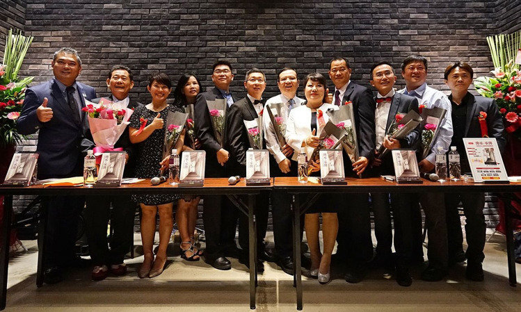 台灣第一本EMBA同班同學的集體智慧書「傳承・承傳」正式出版！這是中山E17的12位學長姐一起合作創作，除為全球 EMBA的發展創造歷史外，更將該本書獻給母校，展現「中山人・一家人」的氣勢。中山大學 中山大學EMBA／提供圖片