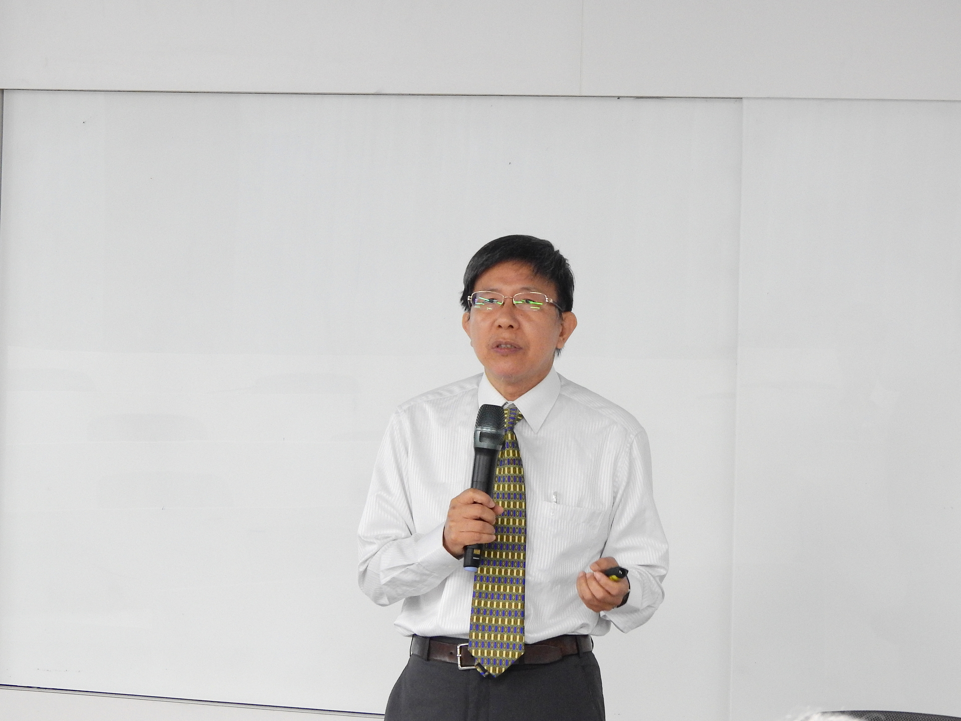 Prof. Anlin Chen, Associate Dean of College of Management, presents