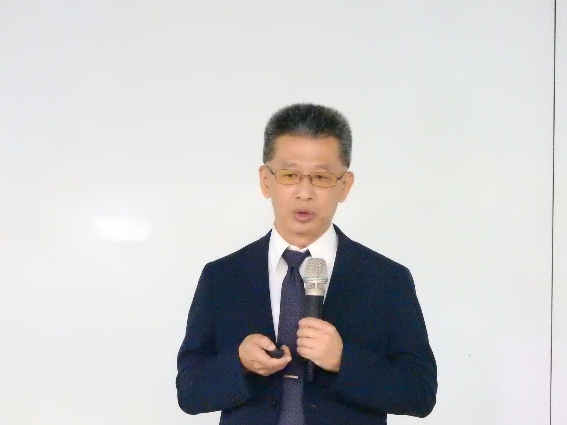 Prof. Jiukun Kuo, Associate Dean of College of Management, presents
