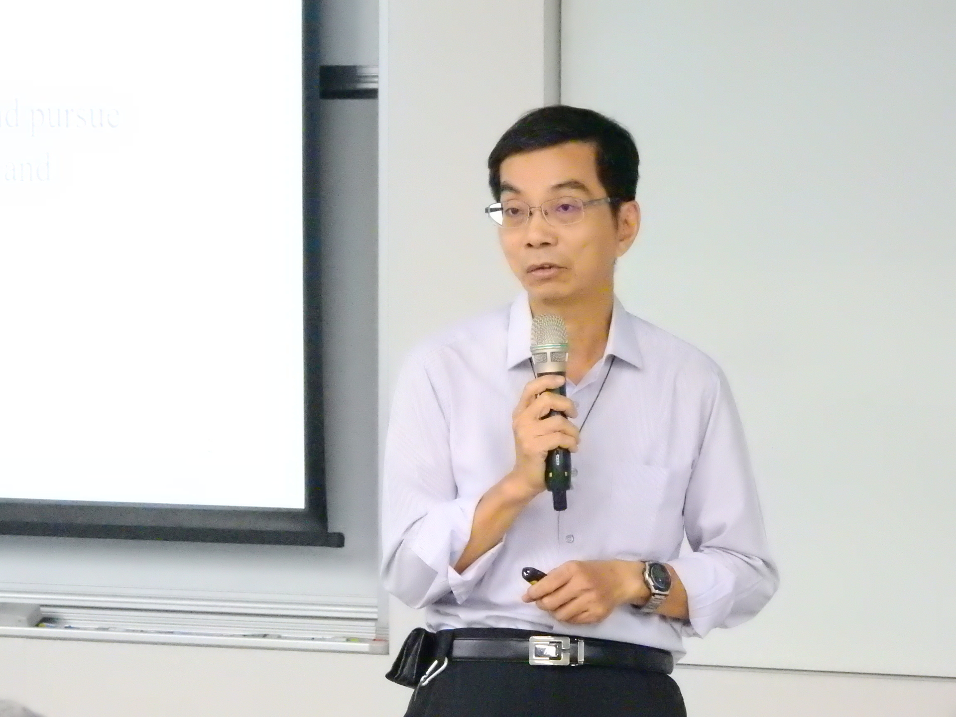 Prof. San-Pui Lam, Director of the Office of Responsibility and Sustainability Actions, presents