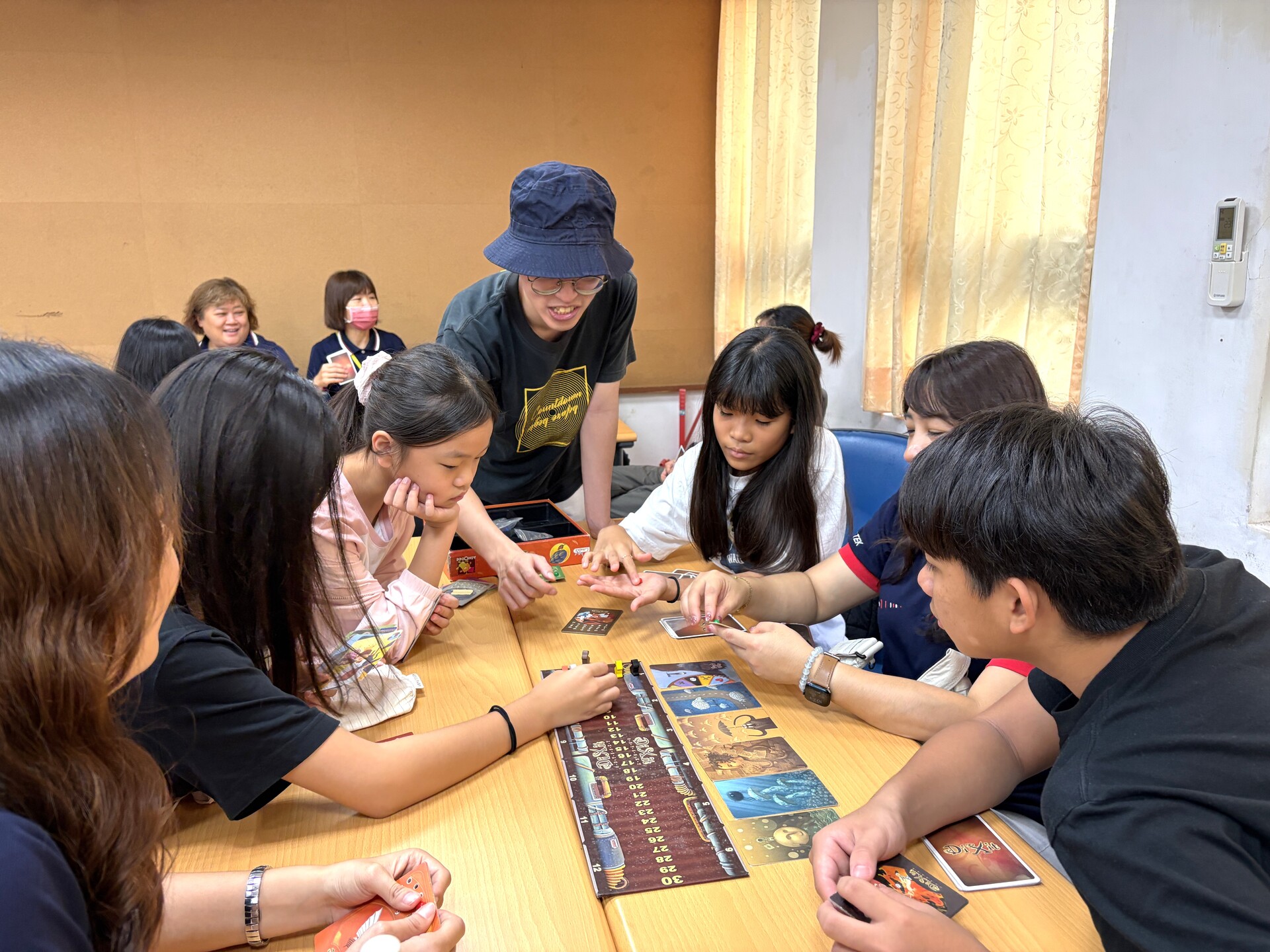 圓夢團隊帶領員工及眷屬進行桌遊體驗，透過遊戲互動認識家庭與心靈健康議題。圖片