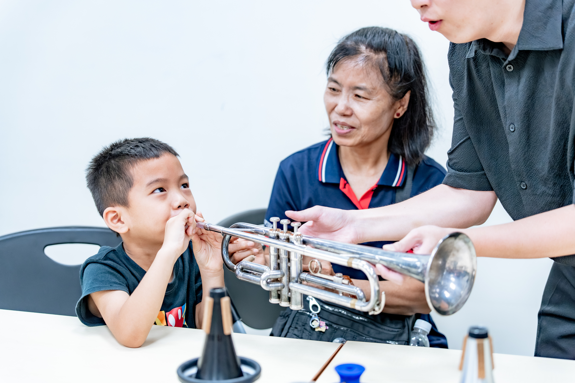 高雄市管樂團帶領親子進行「手作樂器」體驗，透過體驗樂器與實作，共同感受音樂教育的樂趣。圖片