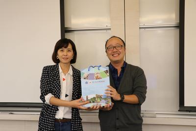 張榮華老師致贈禮品予楊文菁學姊圖片