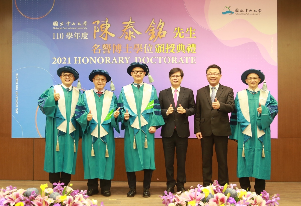 國立中山大學27日在高雄市長陳其邁(右三)的見證下，頒授名譽管理學博士給國巨集團董事長陳泰銘(左三)圖片