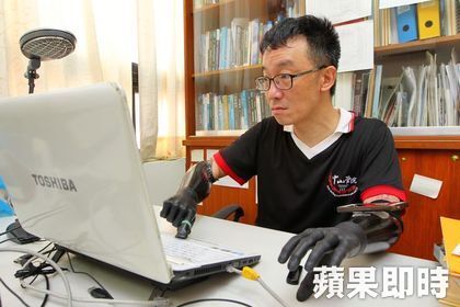 王致遠使用電子手臂操作電腦。楊適吾攝圖片