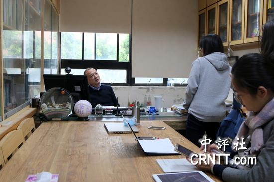 中山大學人力資源管理研究所教授陳以亨在研究室與學生meeting。（中評社 高易伸攝）圖片