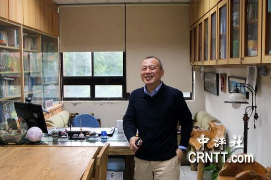 中山大學人力資源管理研究所教授陳以亨過去搞過劇場，肢體語言講話神情豐富自然。（中評社 高易伸攝）圖片