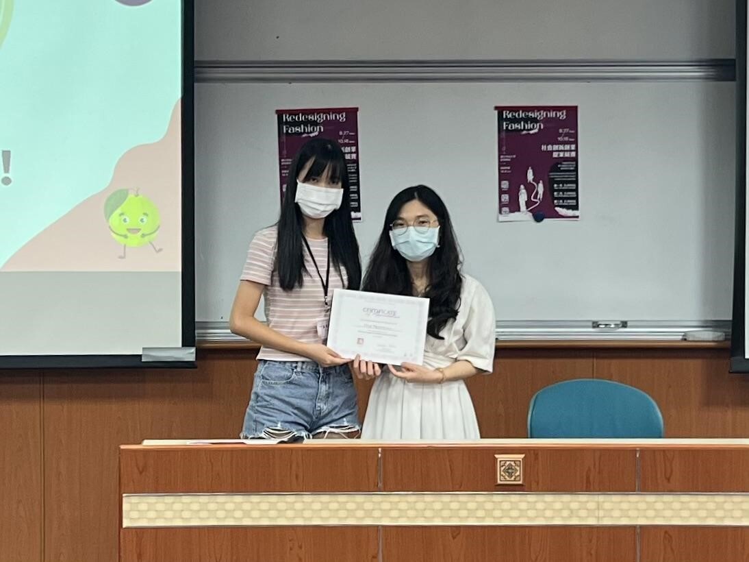 Campus director I-Ting giving the certificate of appreciation to KylieImage
