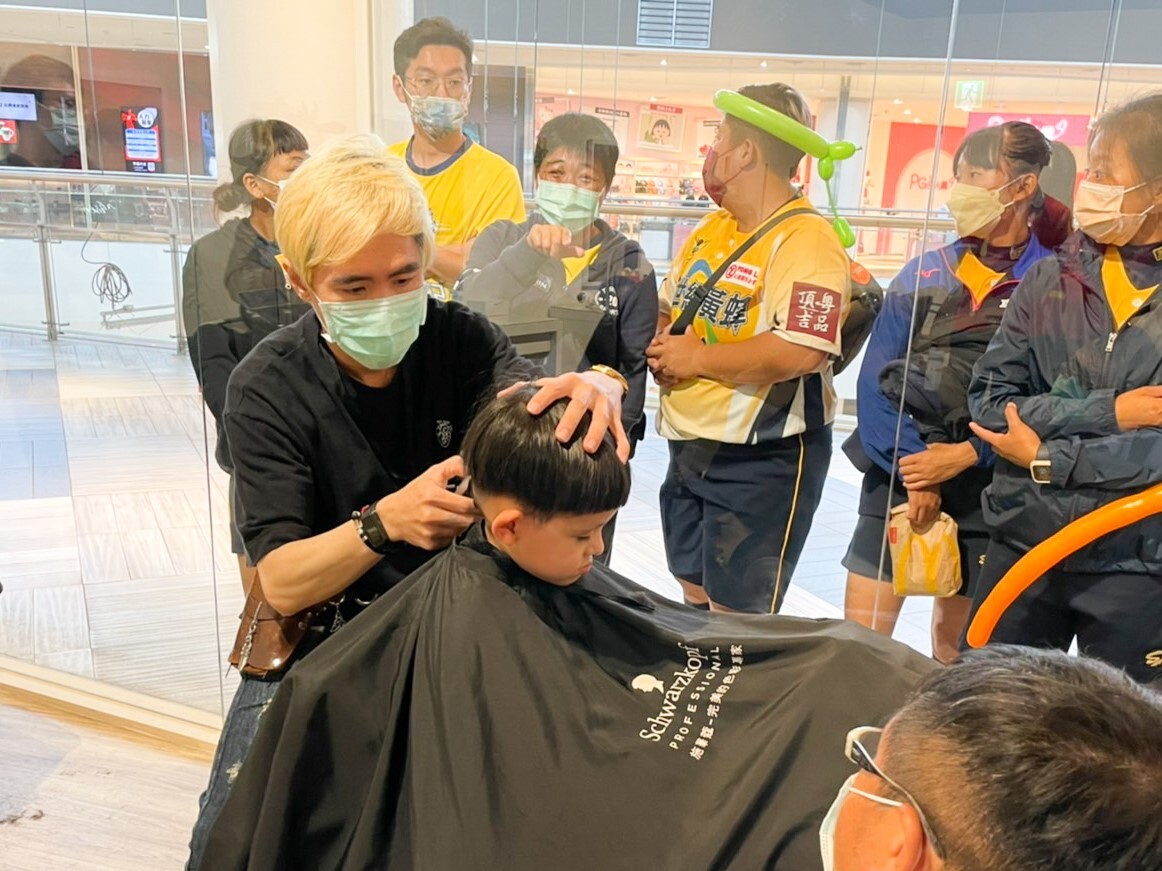 提供慢飛天使們剪髮、洗髮與按摩等身心放鬆服務。圖片
