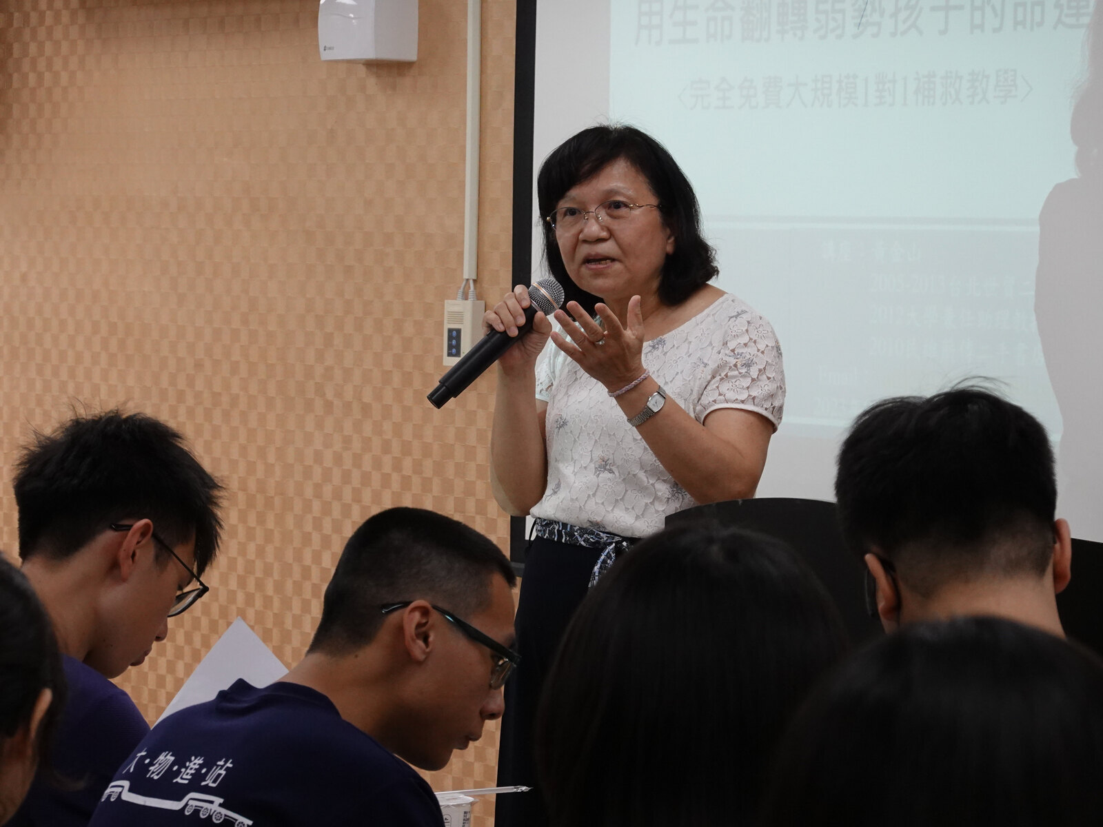 NSYSU Senior Vice President Shiow-Fon Tsay encouraged students of the tutoring program