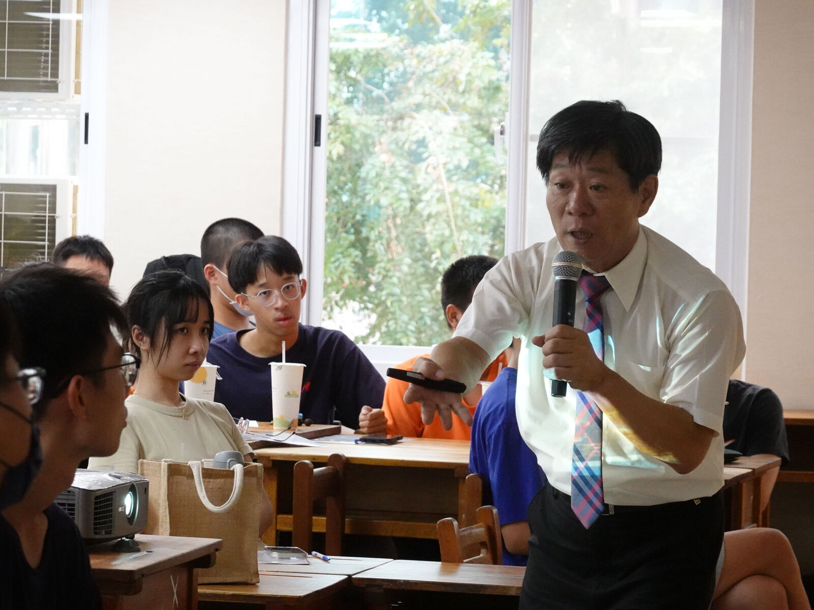 Curator Chin-Shan Huang conducted pre-service training sessions for NSYSU tutors