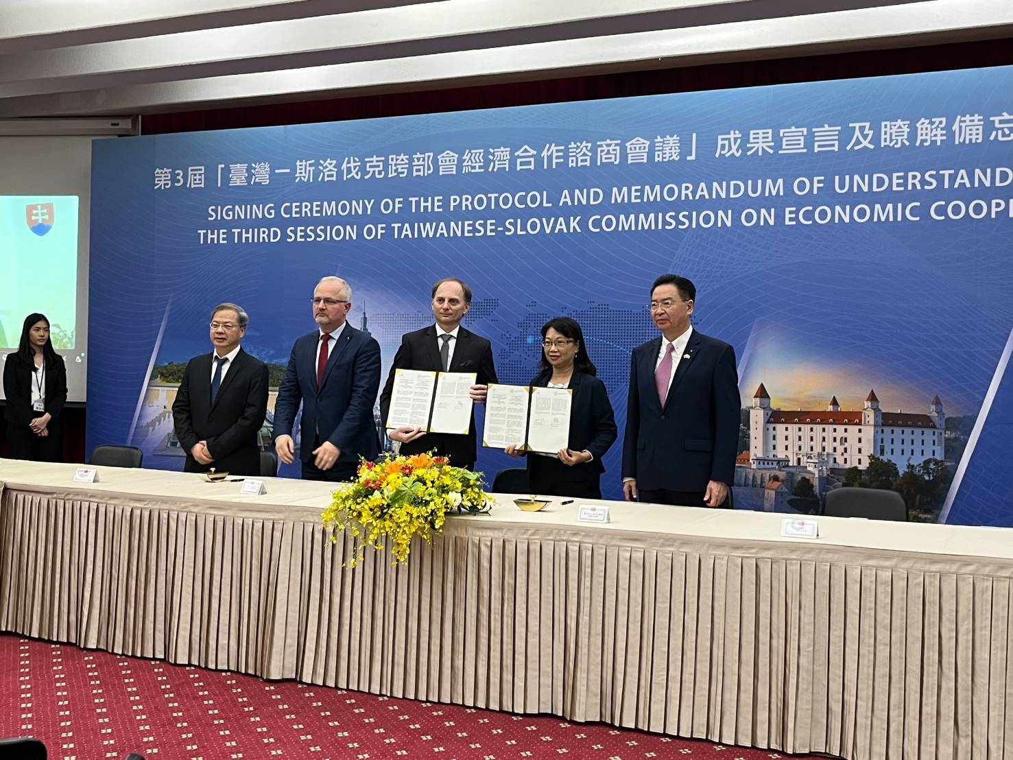 Prof. Shu-Chuan Jennifer Yeh, Dean of the College of Management, NSYSU (second from right)Image