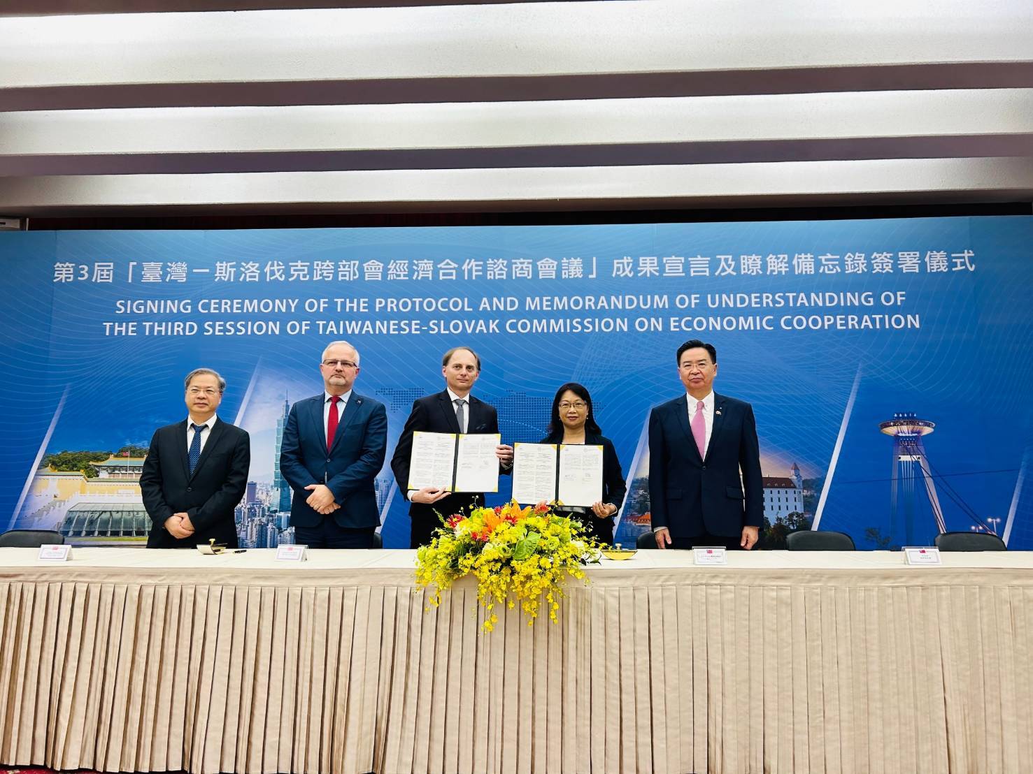 【國際合作】中山管院與斯洛伐克考麥斯基大學管院簽署合作MOU　台斯經貿科研合作新里程碑圖片