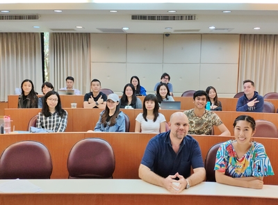 IBMBA企業管理研討課程邀請傳立媒體陳一總監(前排右一)演講圖片