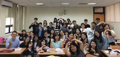 李雅靖教授(中)帶領數位行銷夢想家團隊，於期末發表數位行銷成果圖片