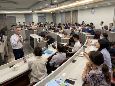 台灣福興工業股份有限公司總經理朱榮和(左)分享講座圖片