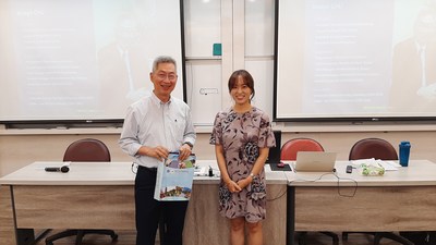 授課教師金志衍(右)致贈感謝狀給朱榮和總經理(左)圖片
